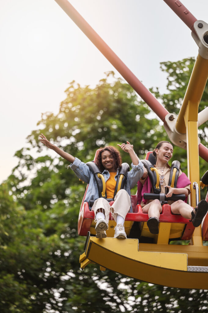 full-shot-smiley-women-carnival