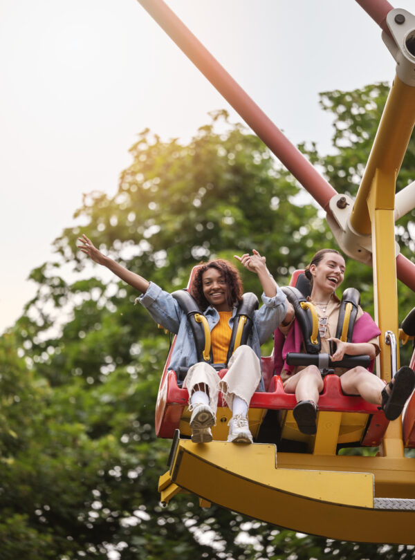 full-shot-smiley-women-carnival